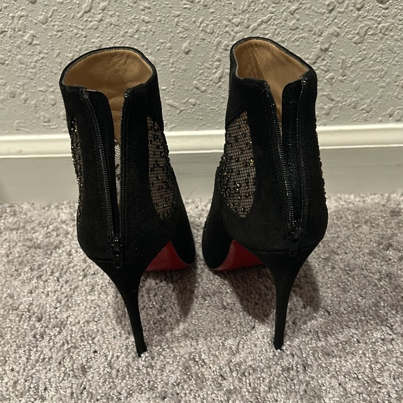Christian Louboutin Papilloboot 100 Veau Velours
Black Suede Ankle Boots - Picture 2 of 7